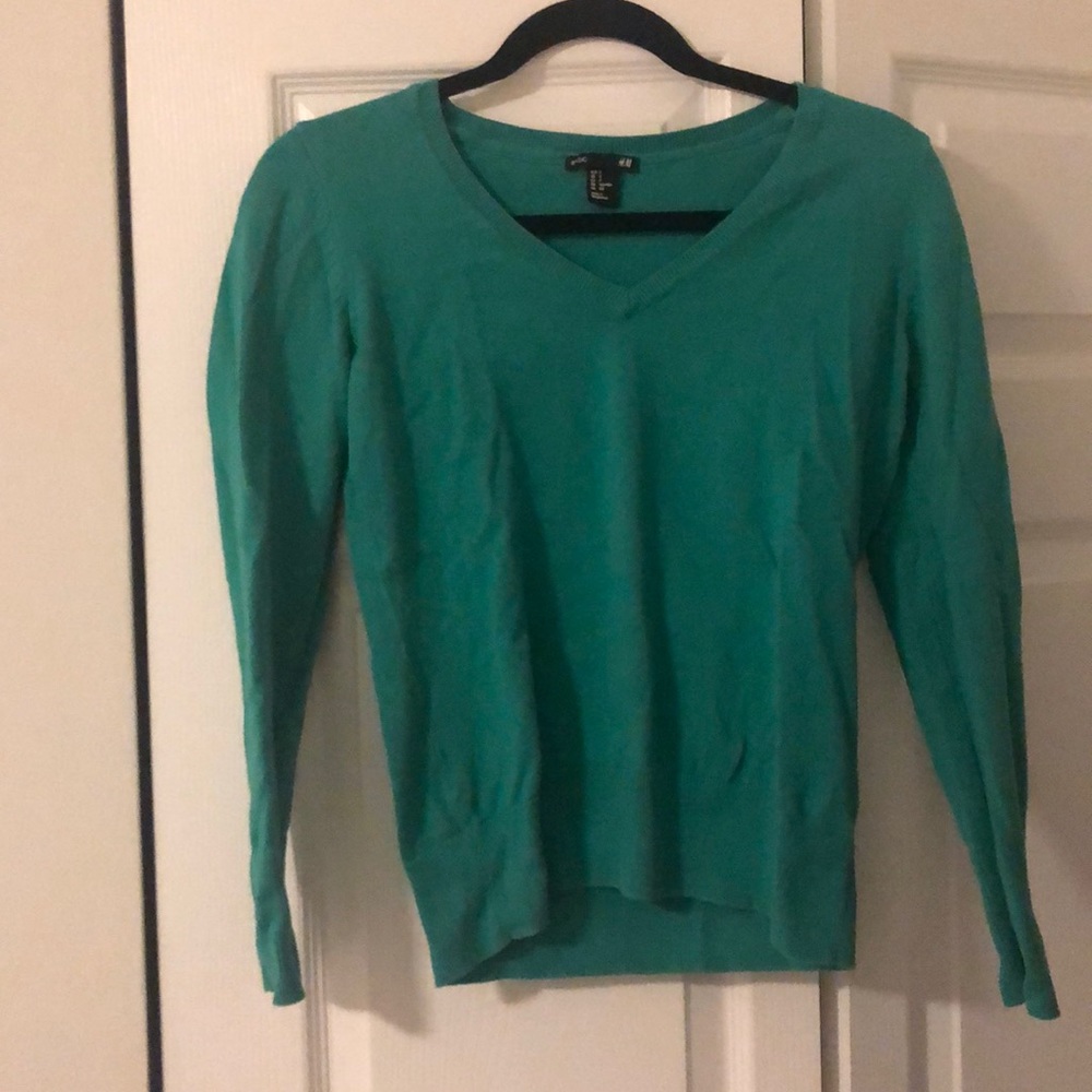 H&M Kelly green long sleeve sweater with button cuff detail